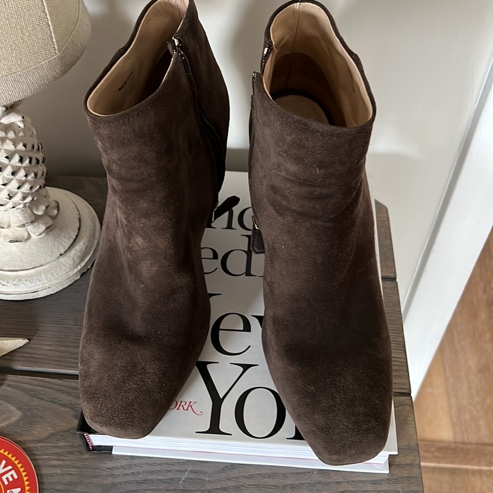 Prada Calzature Donna Suede chunky ankle Boots w/gold zipper. Orig box/bag.
